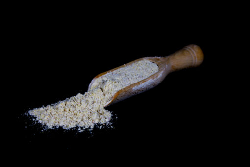 Een close-up van een basismix voor het maken van boilies, een mengsel van ingrediënten zoals meel en eivervanger.