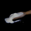 Een afbeelding van lactalbumine, een eiwitrijk poederachtig ingrediënt afkomstig van melk, vaak gebruikt als voedingssupplement in diervoeders vanwege het hoge eiwitgehalte en de bevordering van groei en spierontwikkeling bij dieren.