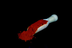 Een close-up van gerookt paprikapoeder, gebruikt als toevoeging in een boiliemix voor het vissen, om aroma en smaak toe te voegen aan het aas.
